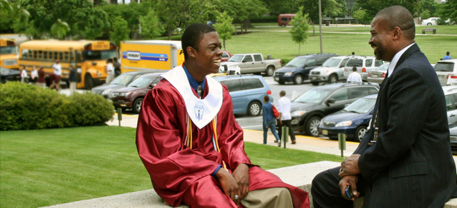 Afican a padre americano con la graduación del hijo